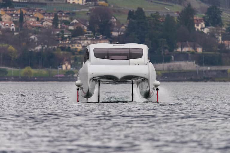 Das Boot fliegt über das Wasser.