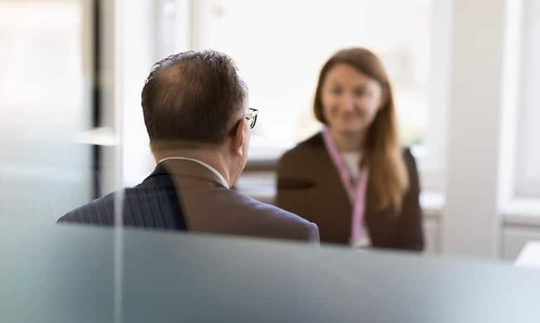 besprechung-mann-und-frau.jpg