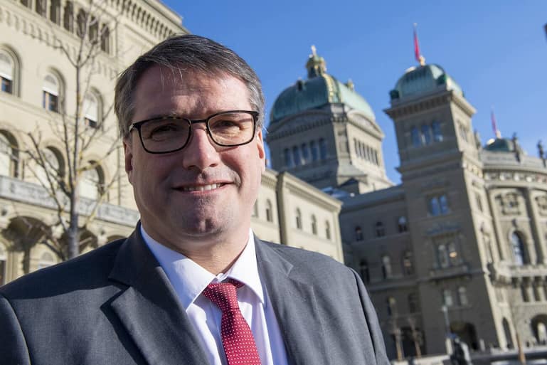 Christian Levrat, Staenderat SP-FR, posiert bei der Einreichung des "Reichenbonus-Referendums" gegen die Erhoehung des Kinderabzuges auf 10'000 Franken bei der Bundeskanzlei, am Dienstag, 14. Januar 2020, in Bern. (KEYSTONE/Marcel Bieri)