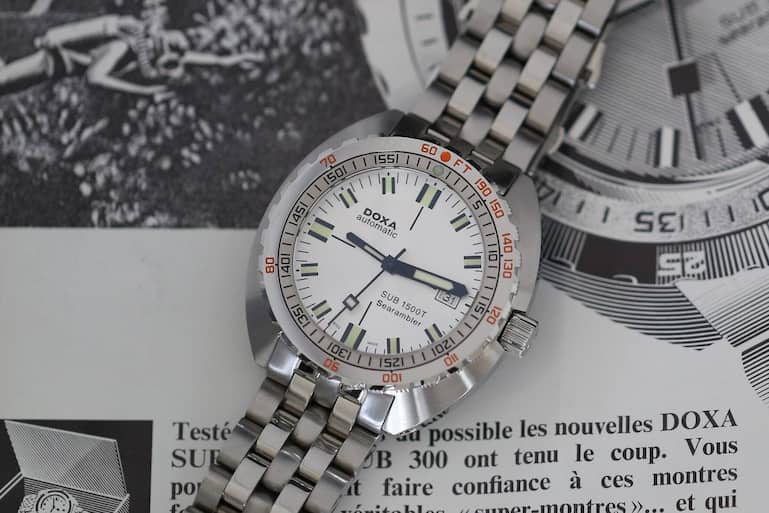 Tiefer als jedes Schweizer Gewässer: die SUB 1500T aus aktueller Produktion (hier die «Searambler» mit silberfarbenem Zifferblatt vor dem Original von 1967) ist sogar bis 1500 Meter wasserdicht.