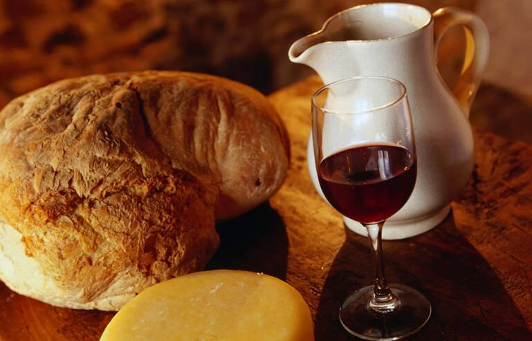 Für Wein, Brot und Käse braucht es kein extravagantes Glas.