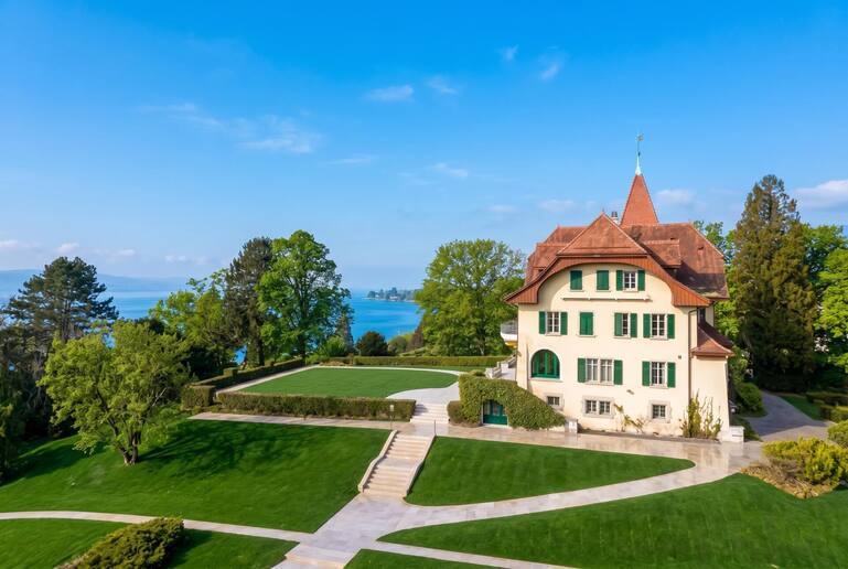 Grosse Gartenanlage, Panoramaterrasse und Seeblick: Den Sprösslingen der Superreichen soll es an nichts fehlen.