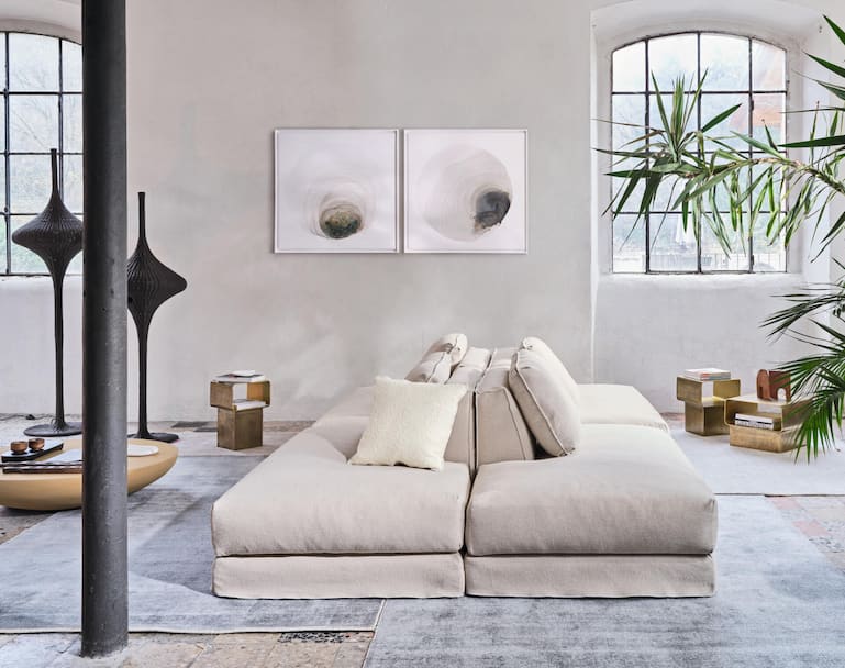 Modulare Sofas lassen sich individuell platzieren. Hier stehen zwei identische Modelle des Sofaprogramms «Loll» von Paola Navone Rücken an Rücken. www.gervasoni1882.com