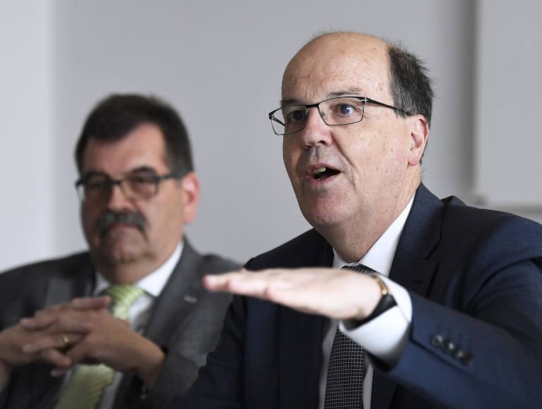 ABD0064_20190711 - WIEN - ÖSTERREICH: Bombardier Schweiz Geschäftsführer Stephane Wettstein und der Direktor der Verkehrsbetriebe Zürich Guido Schoch (R.) im Rahmen einer Präsentation der Straßenbahn Flexity Zürich am Donnerstag, 11. Juli 2019, bei Bombardier in Wien. - FOTO: APA/ROBERT JAEGER