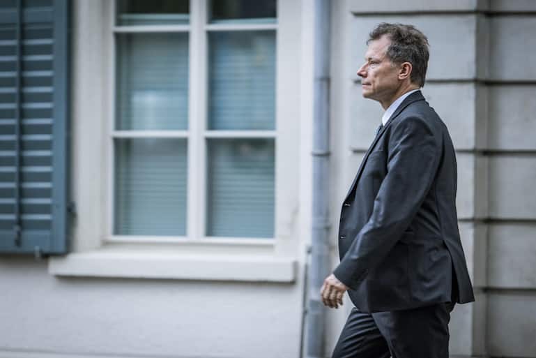 Er hatte einen schweren Tag: Staatsanwalt Marc Jean-Richard-dit Bressel verlässt das Gericht.
