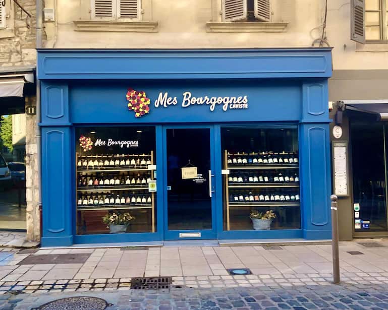 Gut dotierte Weinhandlungen und Geschäfte mit Weinzubehör wie Gläsern oder schicken Weinkühlern führen weinaffine Touristen schwer in Versuchung.