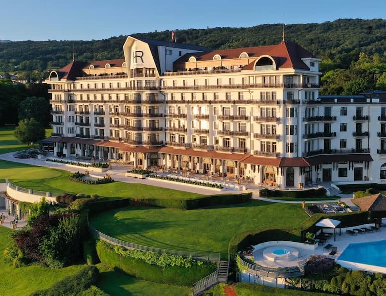 Hier übernachten manche der mächtigsten Menschen der Welt: Das Hôtel Royal in Évian-les-Bains.