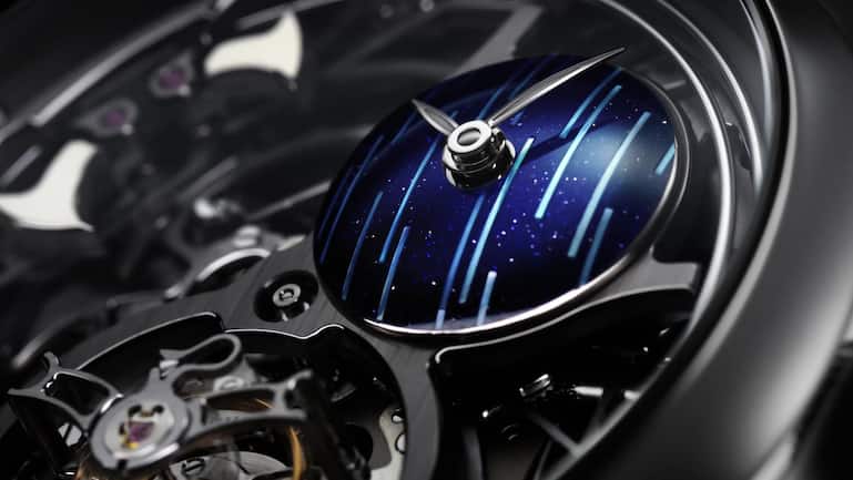In der Endeavour-Minutenrepetition «Cosmic Rain» kombiniert H. Moser & Cie. ein Aventurin-Zifferblatt mit gewölbten Perlmutt-Streifen.