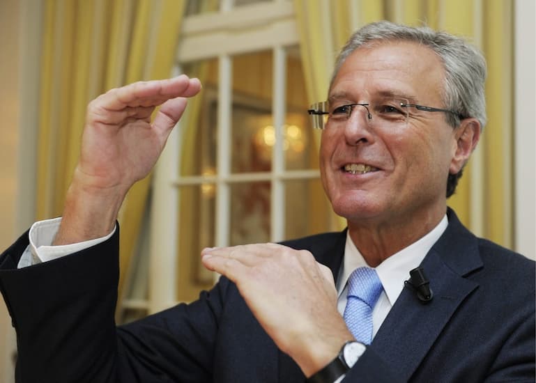 This Schneider, CEO Forbo, macht einen zufriedenen Eindruck, anlaesslich der Bilanzpressekonferenz am Dienstag, 20. Maerz 2012, in Zuerich. Das Unternehmen hat 2011 in Lokalwaehrungen gerechnet seinen Umsatz um 7,5 Prozent steigern koennen. (KEYSTONE/Steffen Schmidt)