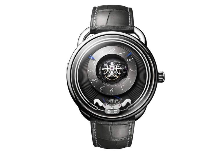Arceau Duc Attelé
Mit der Uhr betrat Hermès 2024 die Königsklasse der Uhrmacherei: die Minutenrepetition, welche die Zeit – Stunden, Viertelstunden und Minuten – anzeigen kann.