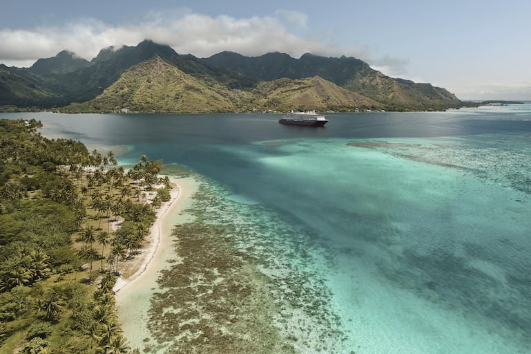 Opunohu Bay in Mo'orea, French Polynesia