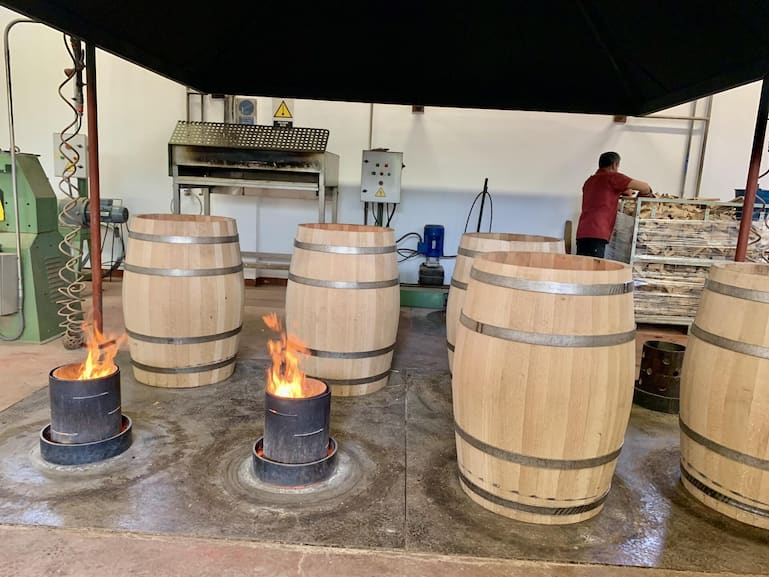 Toasting in der eigene Fassküferei des Spitzenweingutes Vega Sicilia in der Ribera del Duero in Spanien.