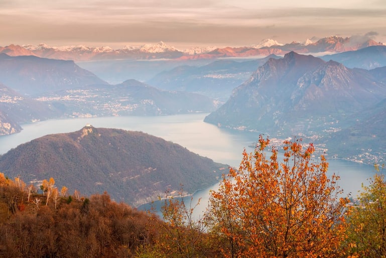 Vom Südufer des Lago d'Iseo bis nach Brescia erstreckt sich die Franciacorta. In den letzten 15 Jahren legten Absatz und Export des flaschenvergorenen Spumante kontinuierlich zu.