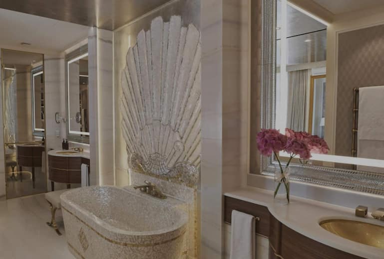 Die Badewanne ist ein besonderes Highlight der Suite.
