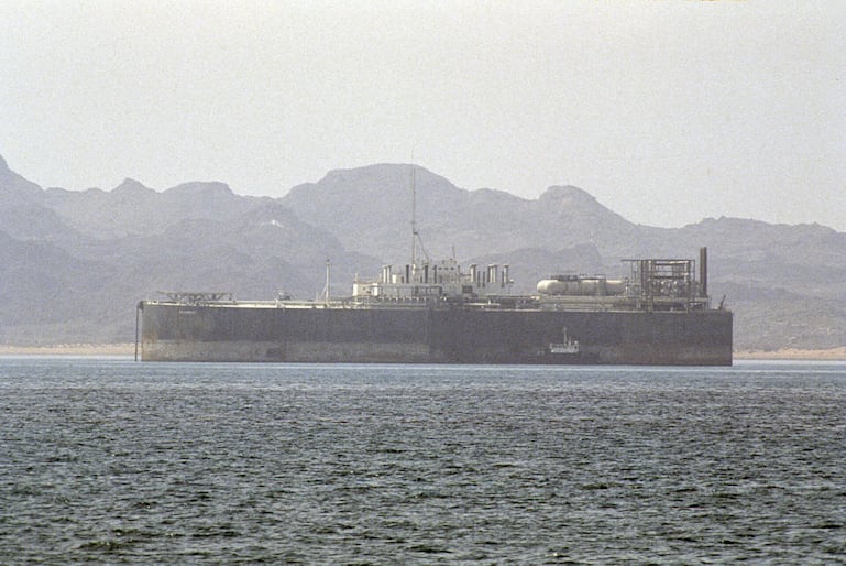 Ölsupertanker in der Straße von Hormus