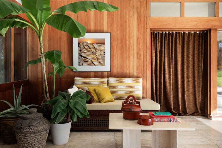 Vorhänge, gemusterte ­Zierkissen und edle Polsterbezüge aus der ­Kollektion «The Silk Road» zaubern Farbe, Sinnlichkeit und ein sommerliches Ambiente ins Haus. www.fischbacher1819.com