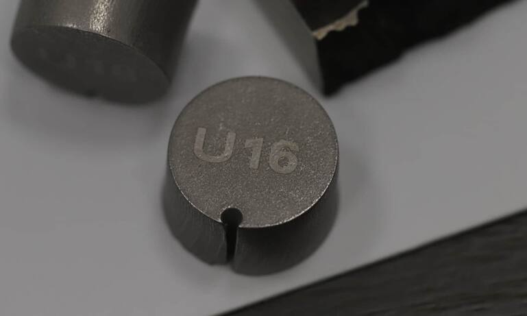 Zusätzlich zur Uhr erhalten Käufer auch noch eine gravierte Ronde aus dem Originalstahl des jeweiligen U-Boots.