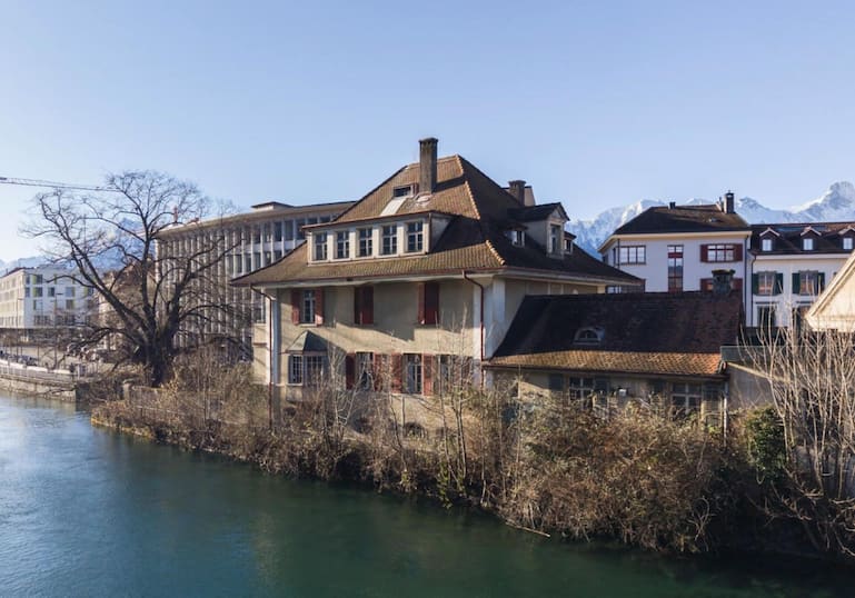 Was für eine Lage: Viel direkter an der Aare wohnen kann man auch in Thun nicht.