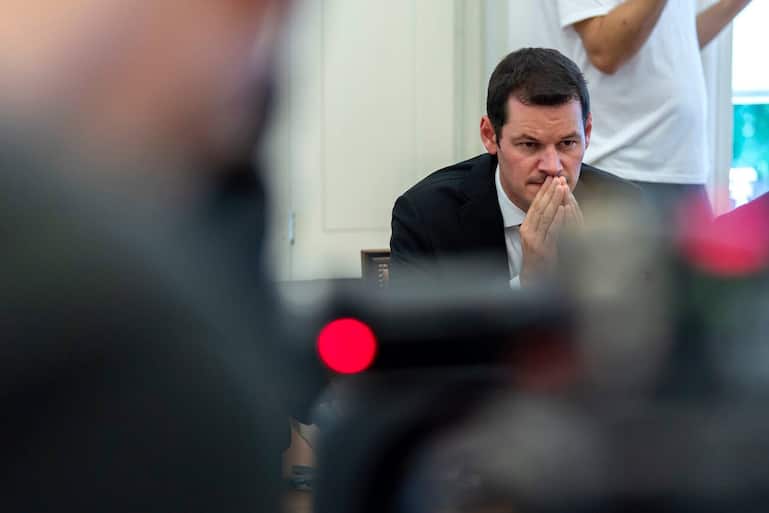 Le conseil dÕEtat, Pierre Maudet, ecoute les questions lors du point de presse du Conseil d'Etat in corpore, ce mercredi 13 septembre 2018 a Geneve. Le conseiller d'Etat genevois Pierre Maudet, au centre d'une affaire de voyage controverse, reste en poste, mais perd le departement presidentiel et la police a annonce le Conseil dÕEtat in corporelle. (KEYSTONE/Martial Trezzini)