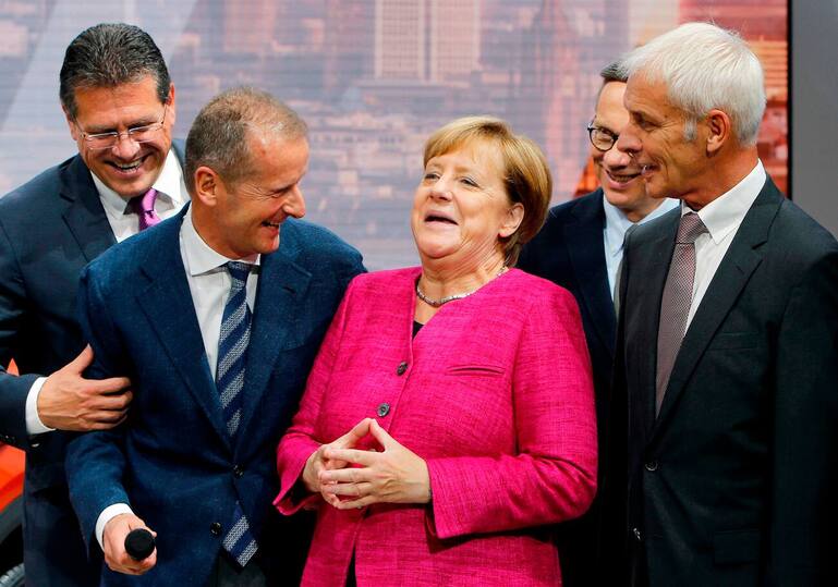 Herbert Diess mit Bundeskanzlerin Angela Merkel