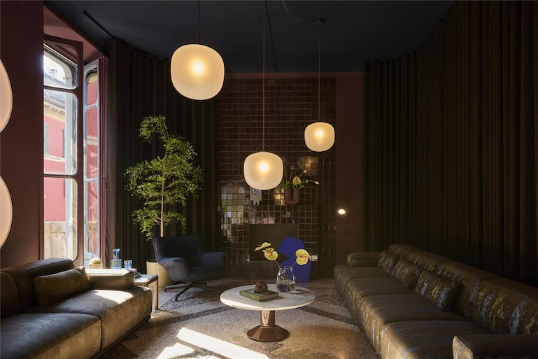 Zum Aufwärmen: Dunkle Farben, weiche Stoffe und viel Atmosphäre.
www.muuto.com