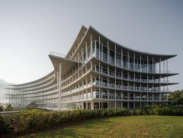 Lombard Odier eröffnete im September ihren neuen Hauptsitz in Genf. Der Entwurf für das avantgardistische Gebäude in Bellevue, Genf, stammt von Herzog & de Meuron. Am neuen Hauptsitz vereint Lombard Odier unter einem Dach mehr als zweitausend Mitarbeitende, die zuvor an sechs Genfer Standorten tätig waren.