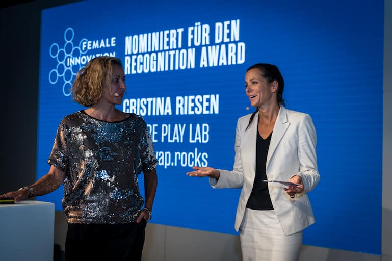 Carole Ackermann (rechts) an der Preisverleihung beim Female Innovation Forum.