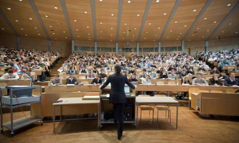 universitat-horsaal-bachelor.jpg