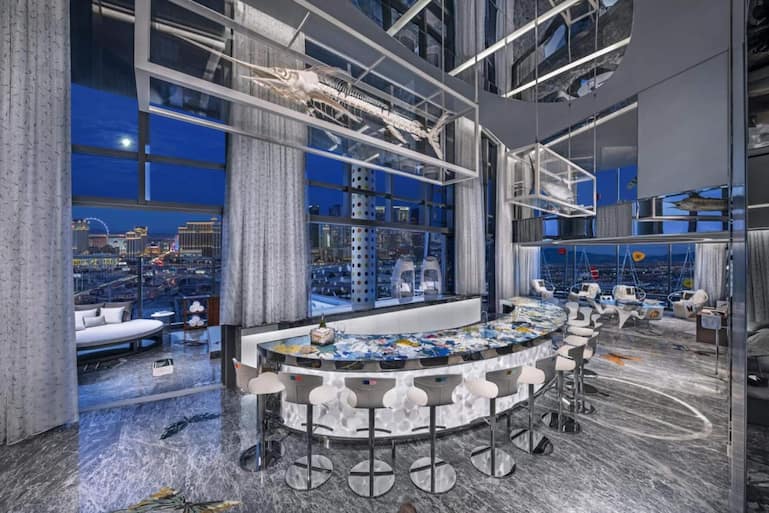 Die Suite, die der Künstler Damien Hirst gestaltet hat, sieht sehr futuristisch aus.