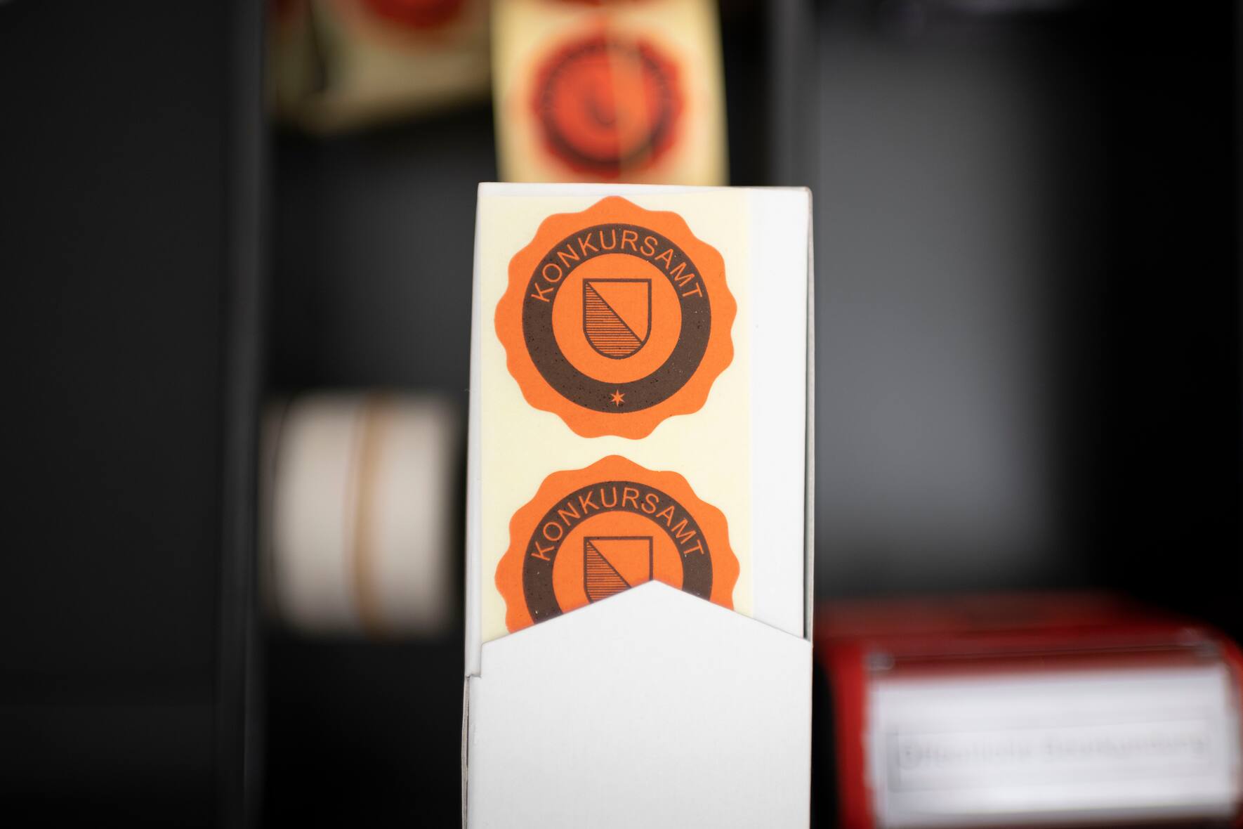 Siegel-Kleber des Konkursamtes Zuerich (Altstadt) lagern in einer Schublade, fotografiert am 25. November 2020 auf dem Notariat, Grundbuch- und Konkursamt Zuerich (Altstadt) in Zuerich. (KEYSTONE/Christian Beutler)