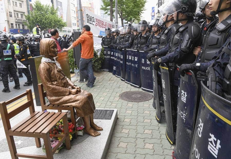 Statue für koreanische Zwangsprostituierte im Zweiten Weltkrieg vor dem japanischen Konsulat in Busan.